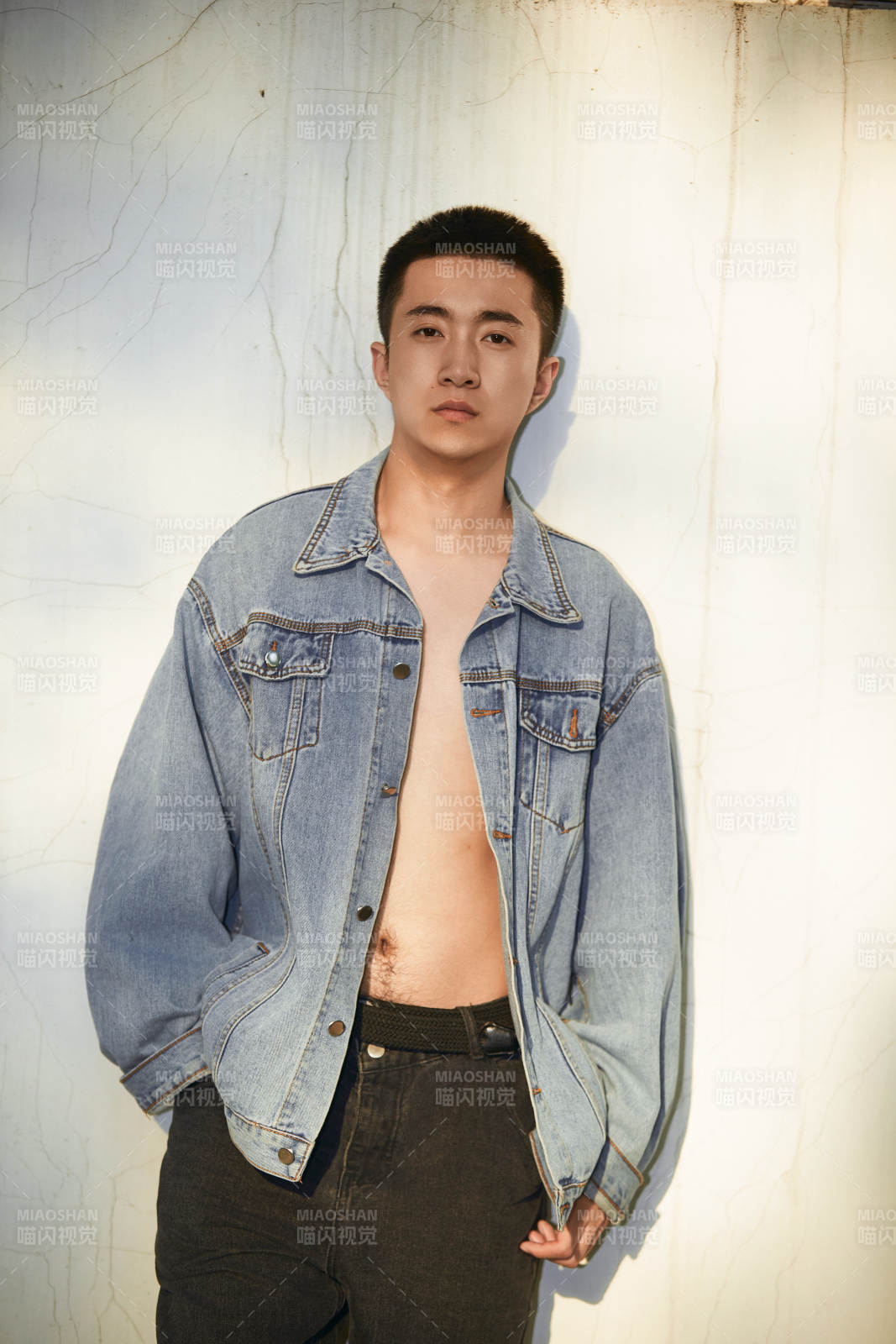 户外夕阳下的帅气男青年图片