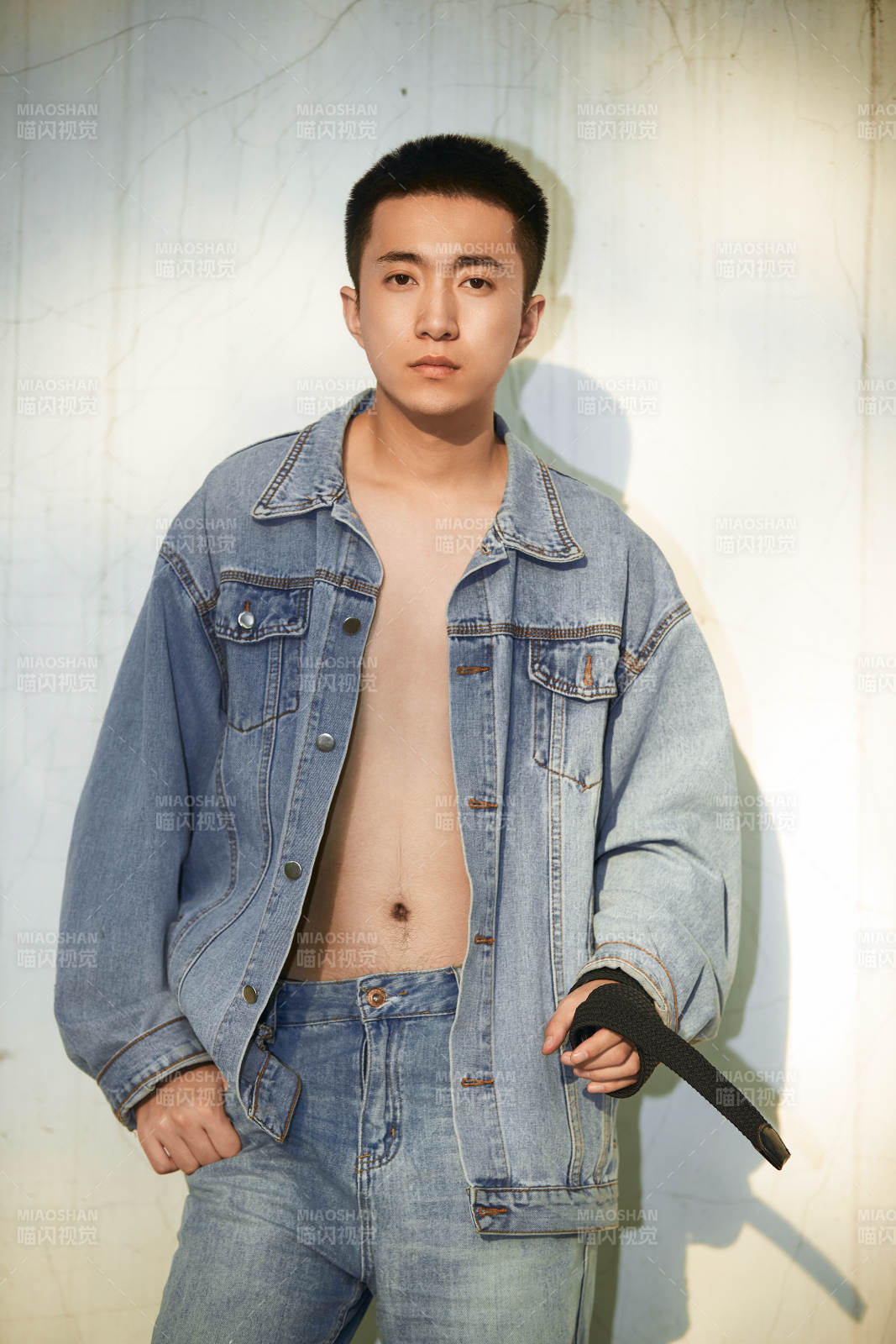 户外夕阳下的帅气男青年图片