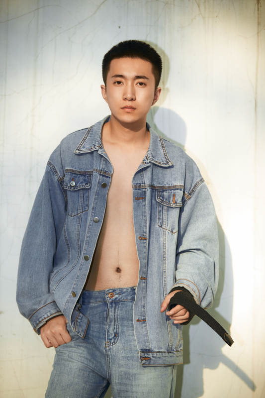 户外夕阳下的帅气男青年图片