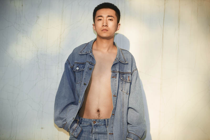 户外夕阳下的帅气男青年图片