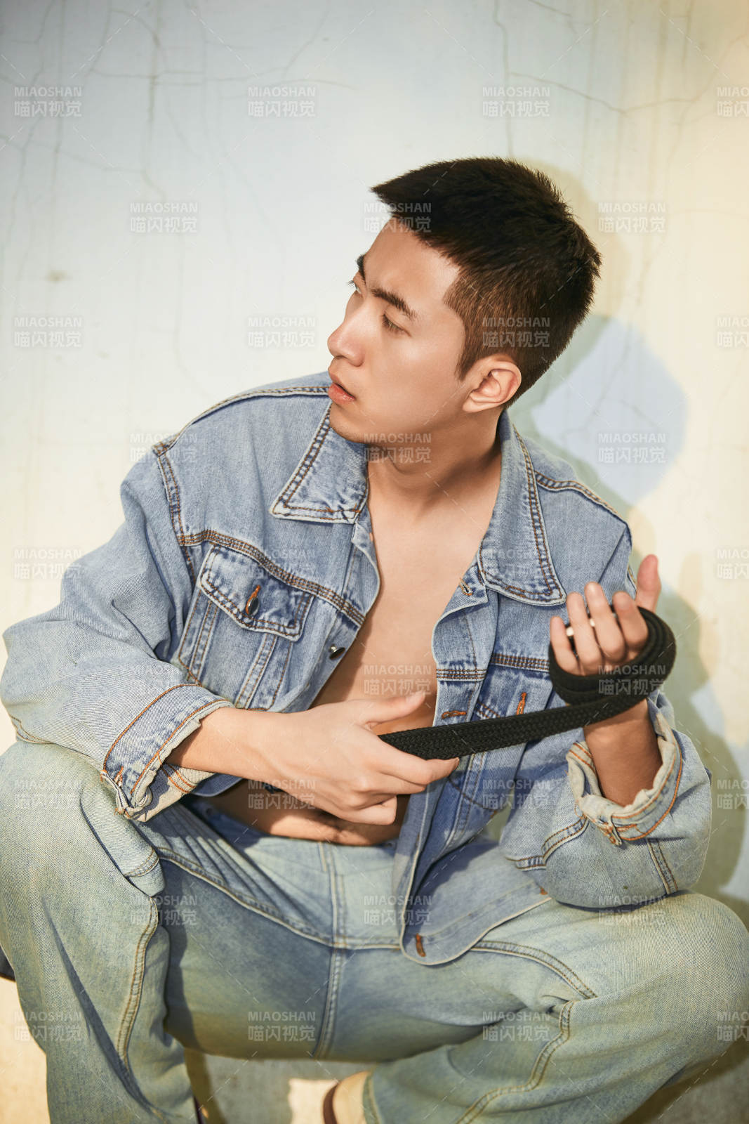 户外夕阳下的帅气男青年图片