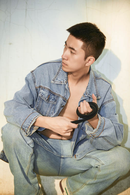 户外夕阳下的帅气男青年图片