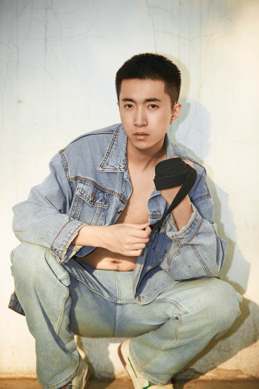 户外夕阳下的帅气男青年图片