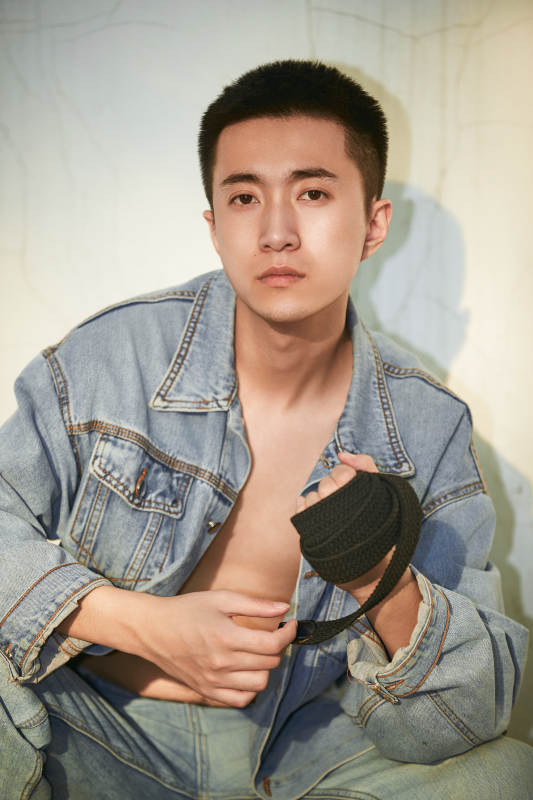 户外夕阳下的帅气男青年图片