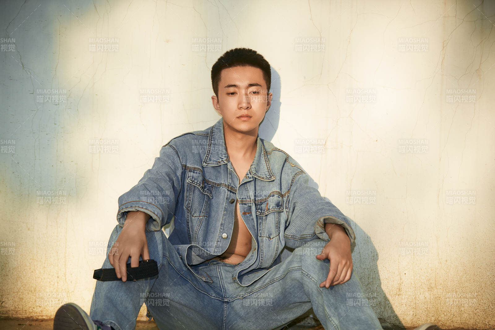 户外夕阳下的帅气男青年图片