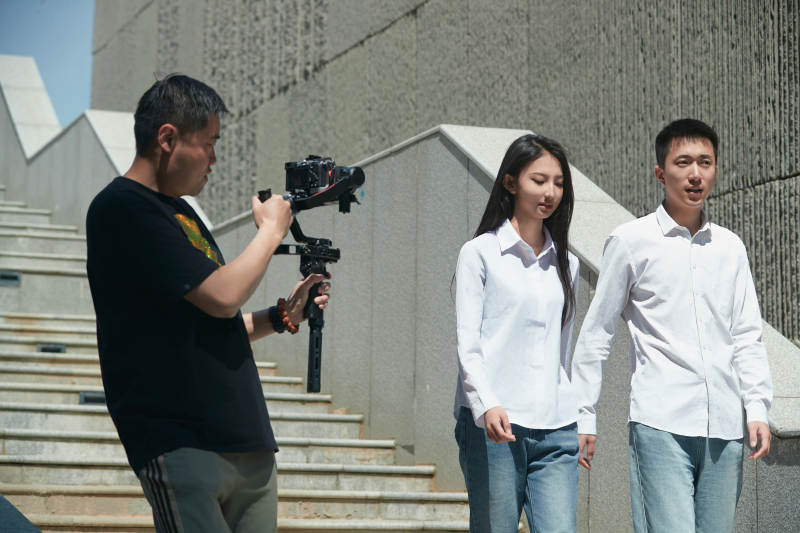 手持相机进行录制拍摄的摄像师图片