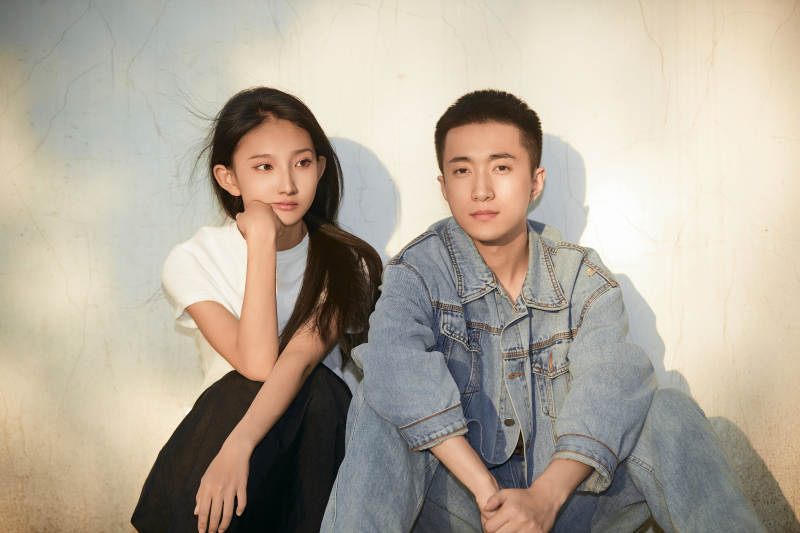 户外在夕阳下的恩爱年轻情侣图片