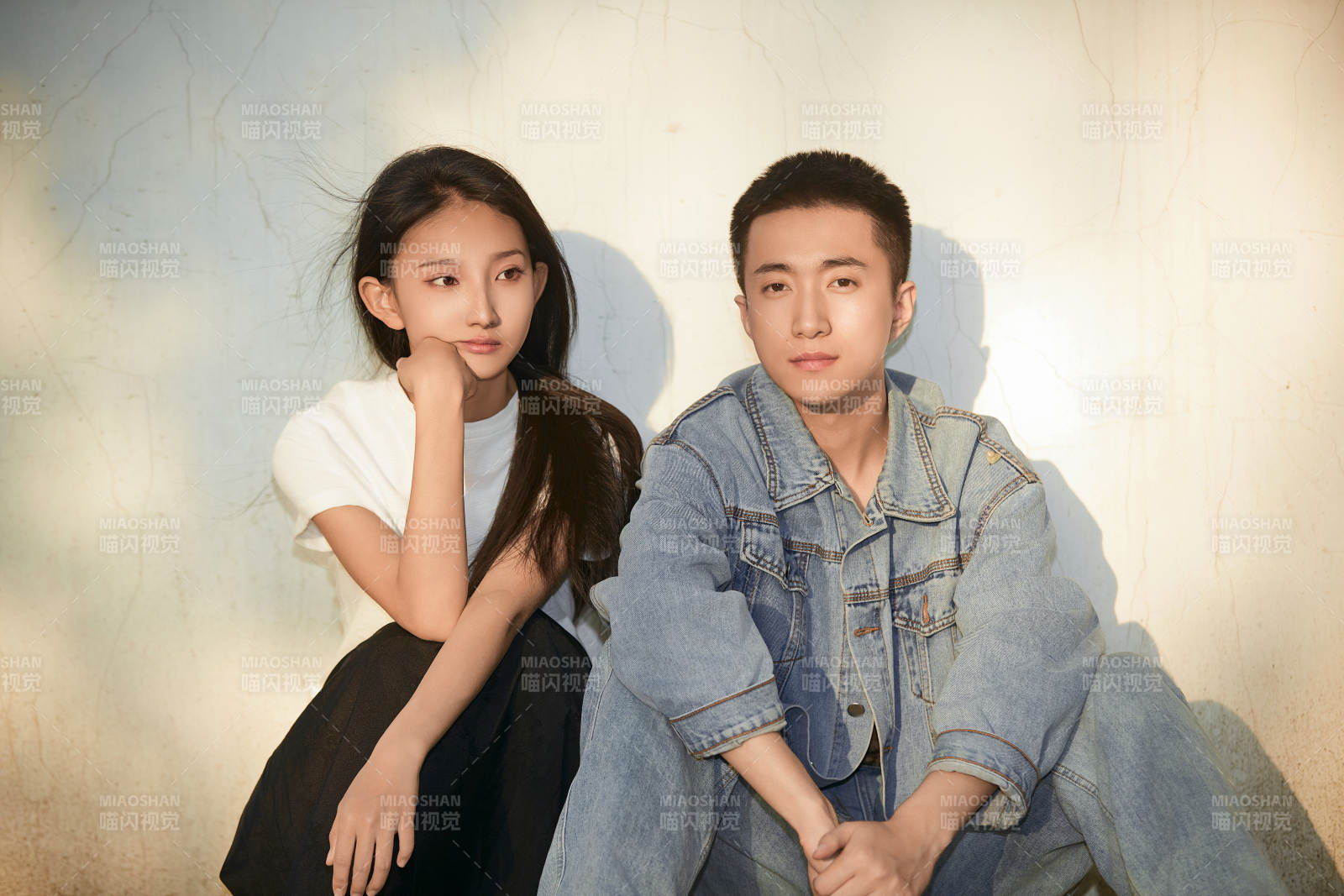 户外在夕阳下的恩爱年轻情侣图片