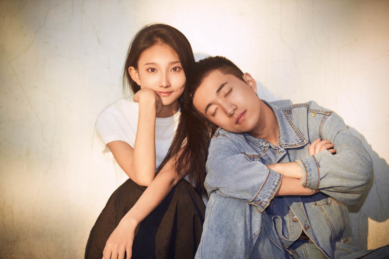 户外在夕阳下的恩爱年轻情侣图片