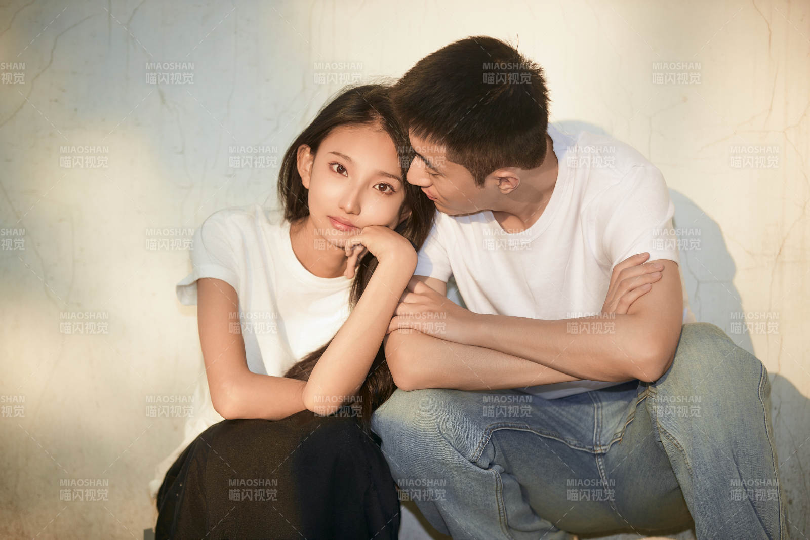 户外在夕阳下的恩爱年轻情侣图片