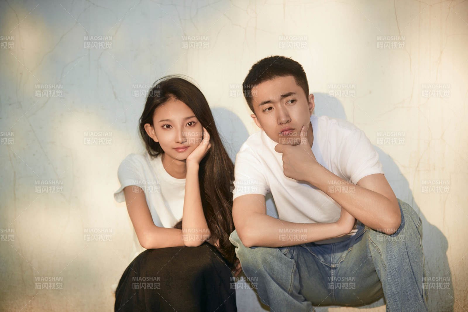 户外在夕阳下的恩爱年轻情侣图片