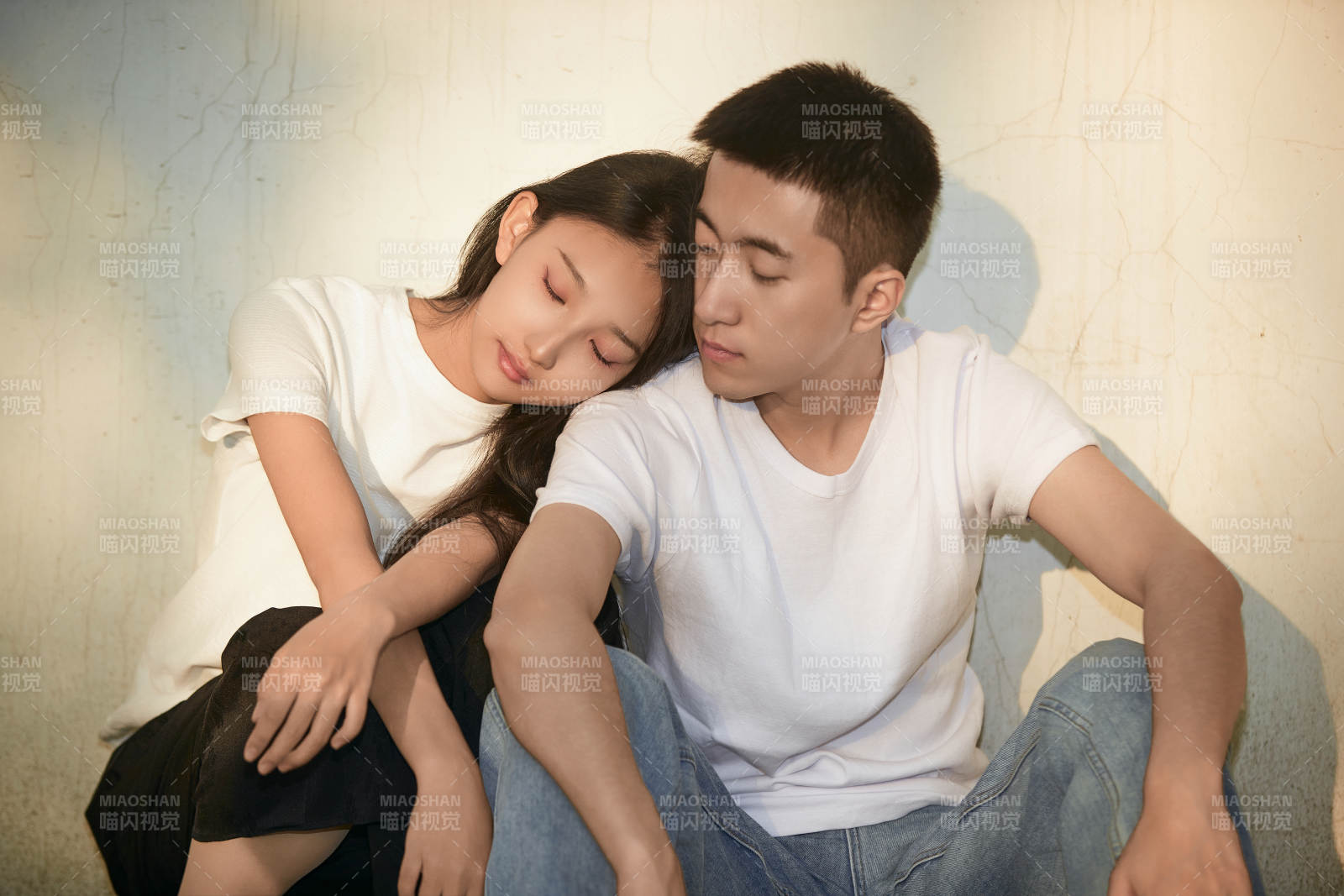 户外在夕阳下的恩爱年轻情侣图片