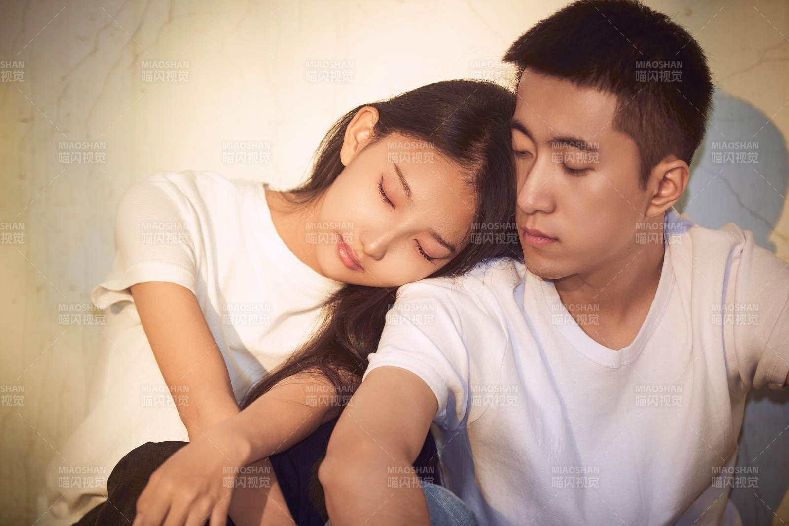 户外在夕阳下的恩爱年轻情侣图片