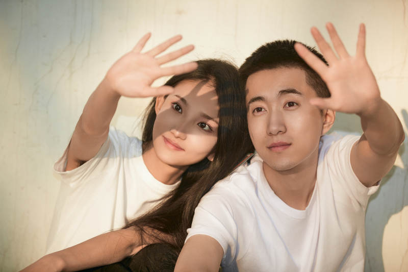 户外在夕阳下的恩爱年轻情侣图片