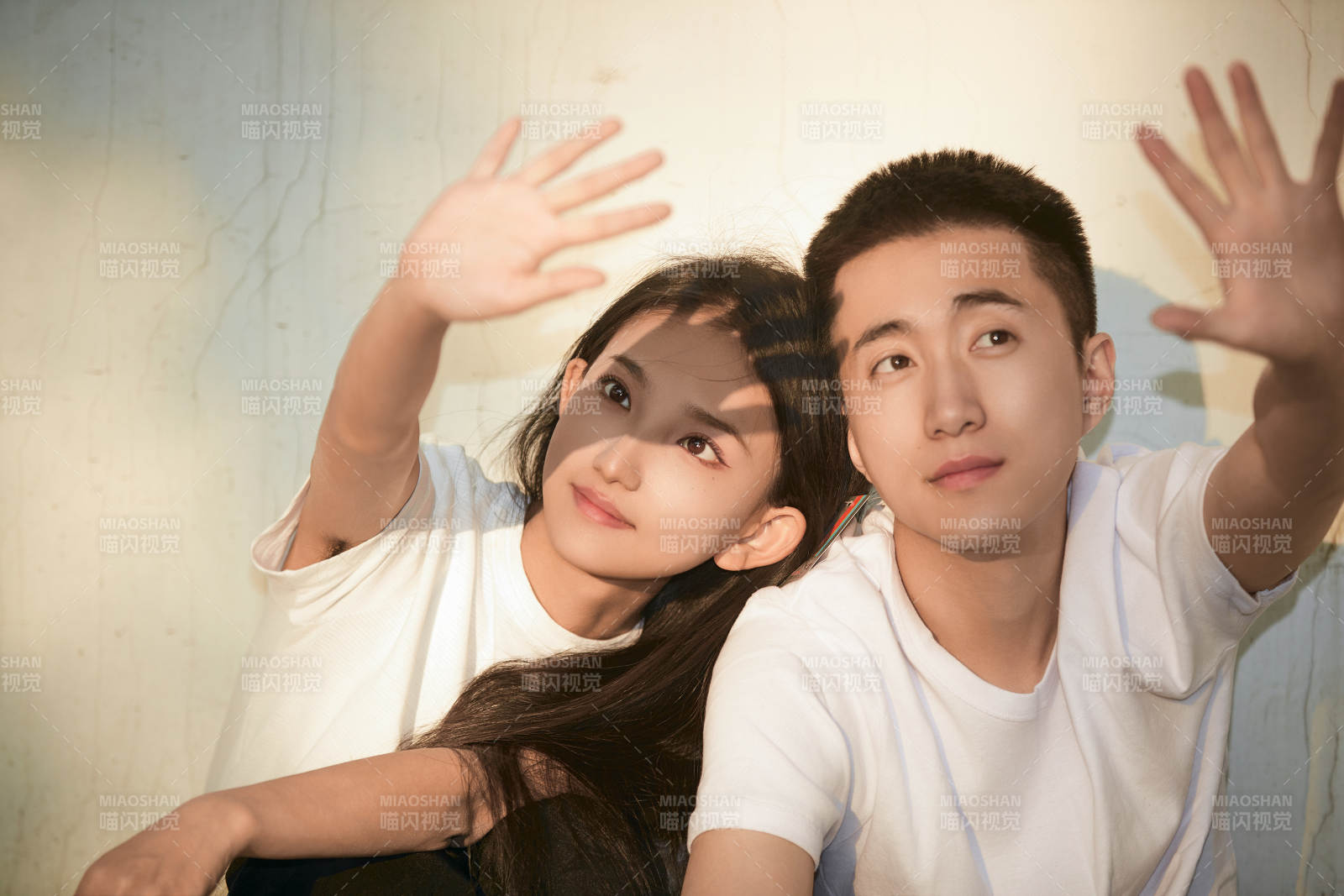 户外在夕阳下的恩爱年轻情侣图片