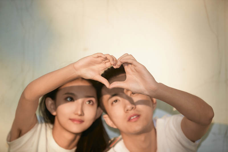 户外在夕阳下的恩爱年轻情侣图片