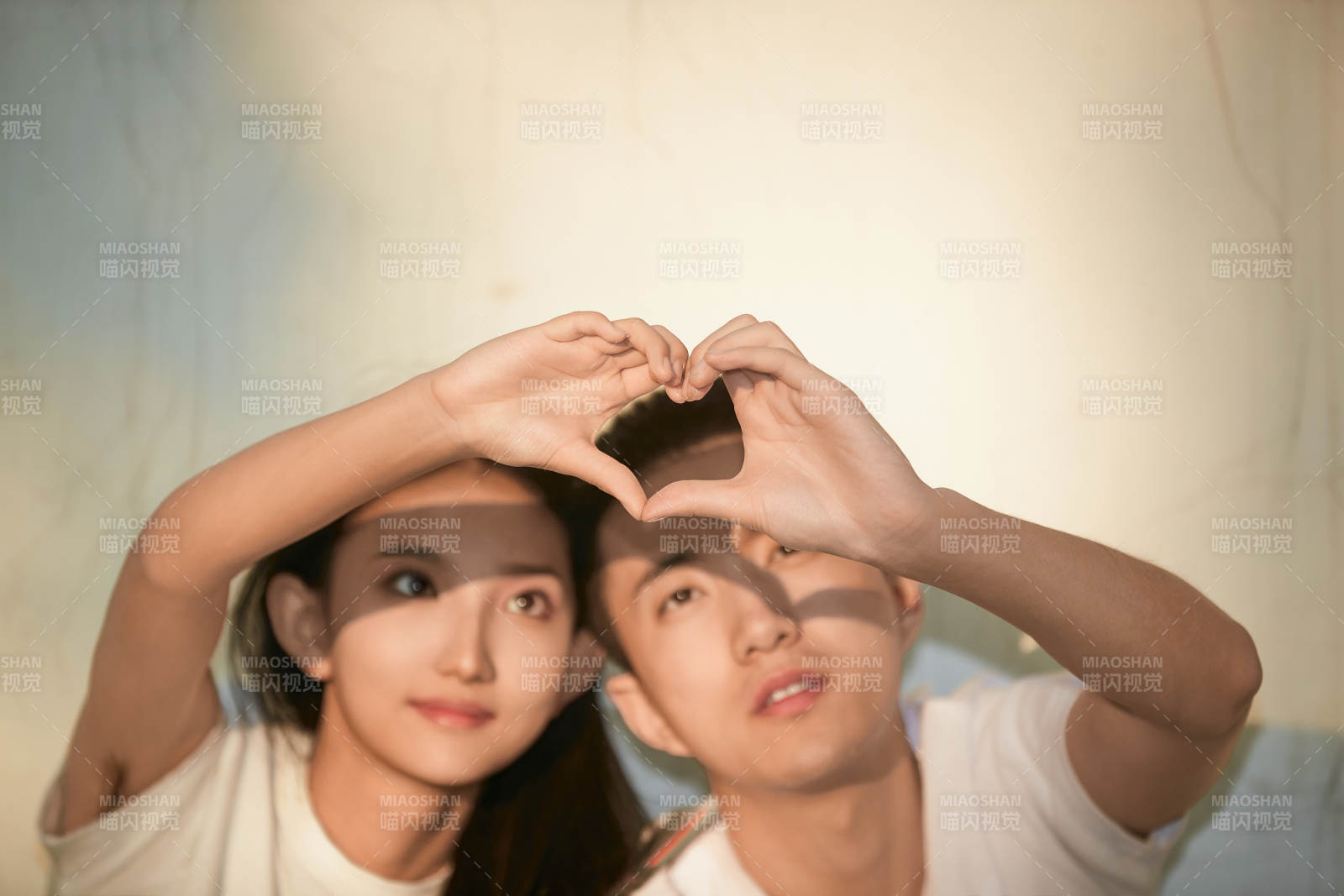 户外在夕阳下的恩爱年轻情侣图片