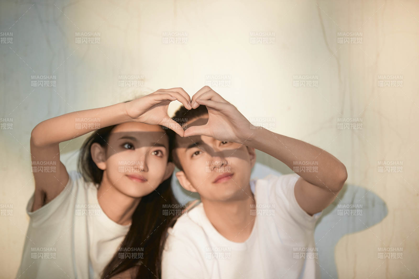 户外在夕阳下的恩爱年轻情侣图片