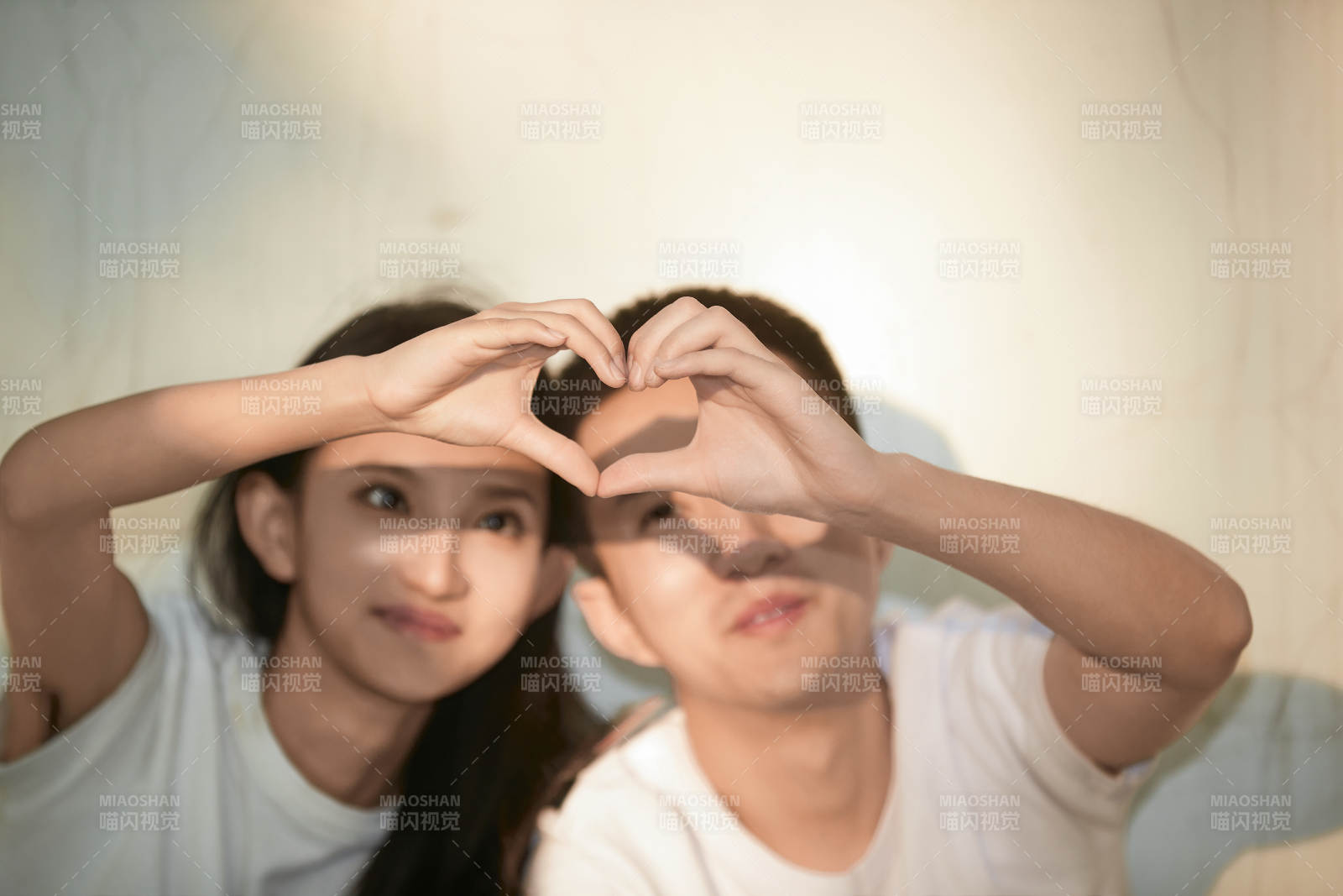 户外在夕阳下的恩爱年轻情侣图片