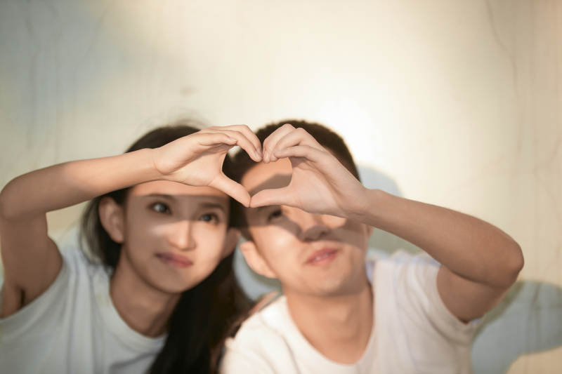 户外在夕阳下的恩爱年轻情侣图片