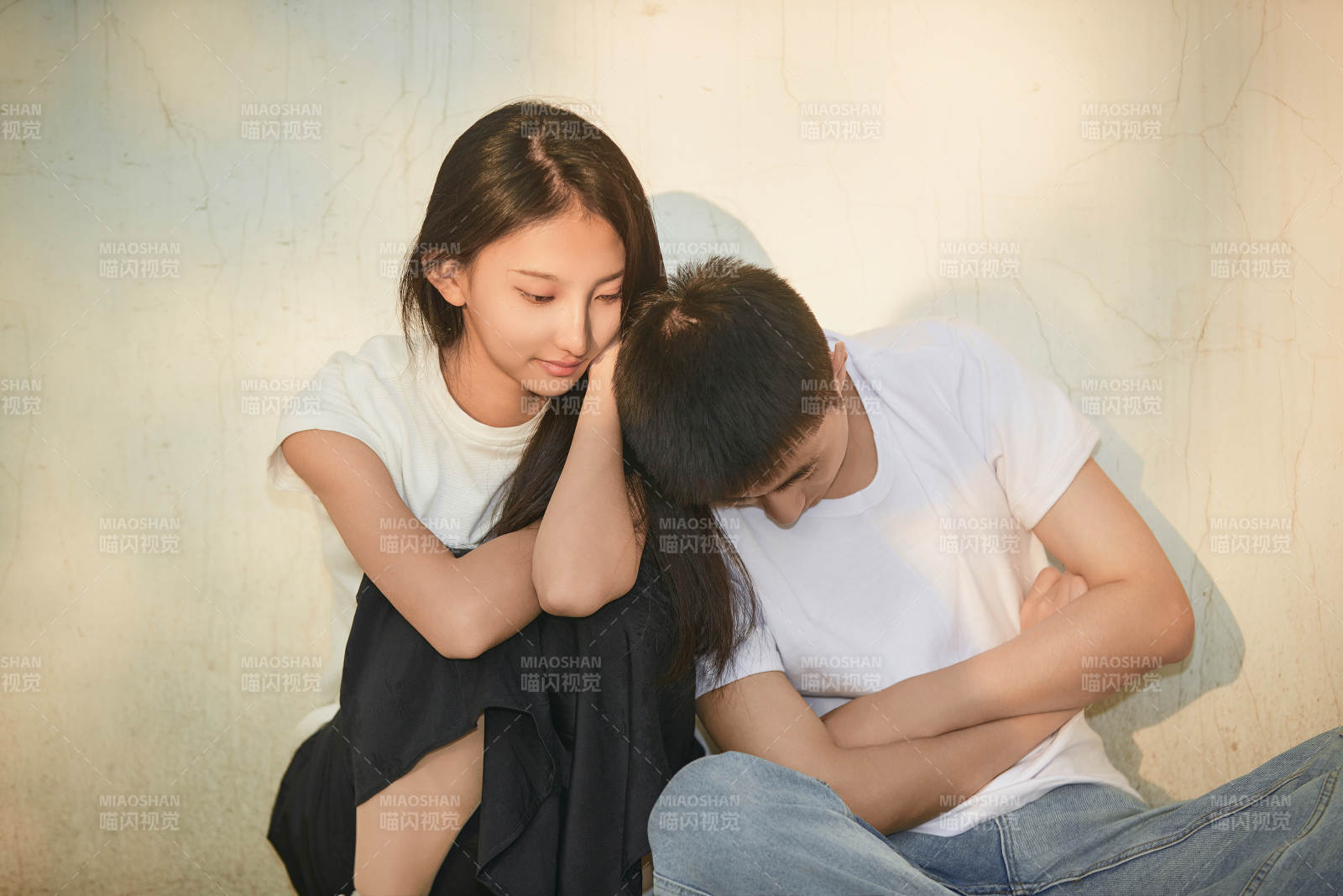 户外在夕阳下的恩爱年轻情侣图片