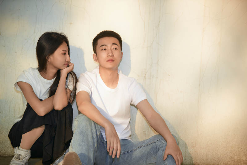 户外在夕阳下的恩爱年轻情侣图片