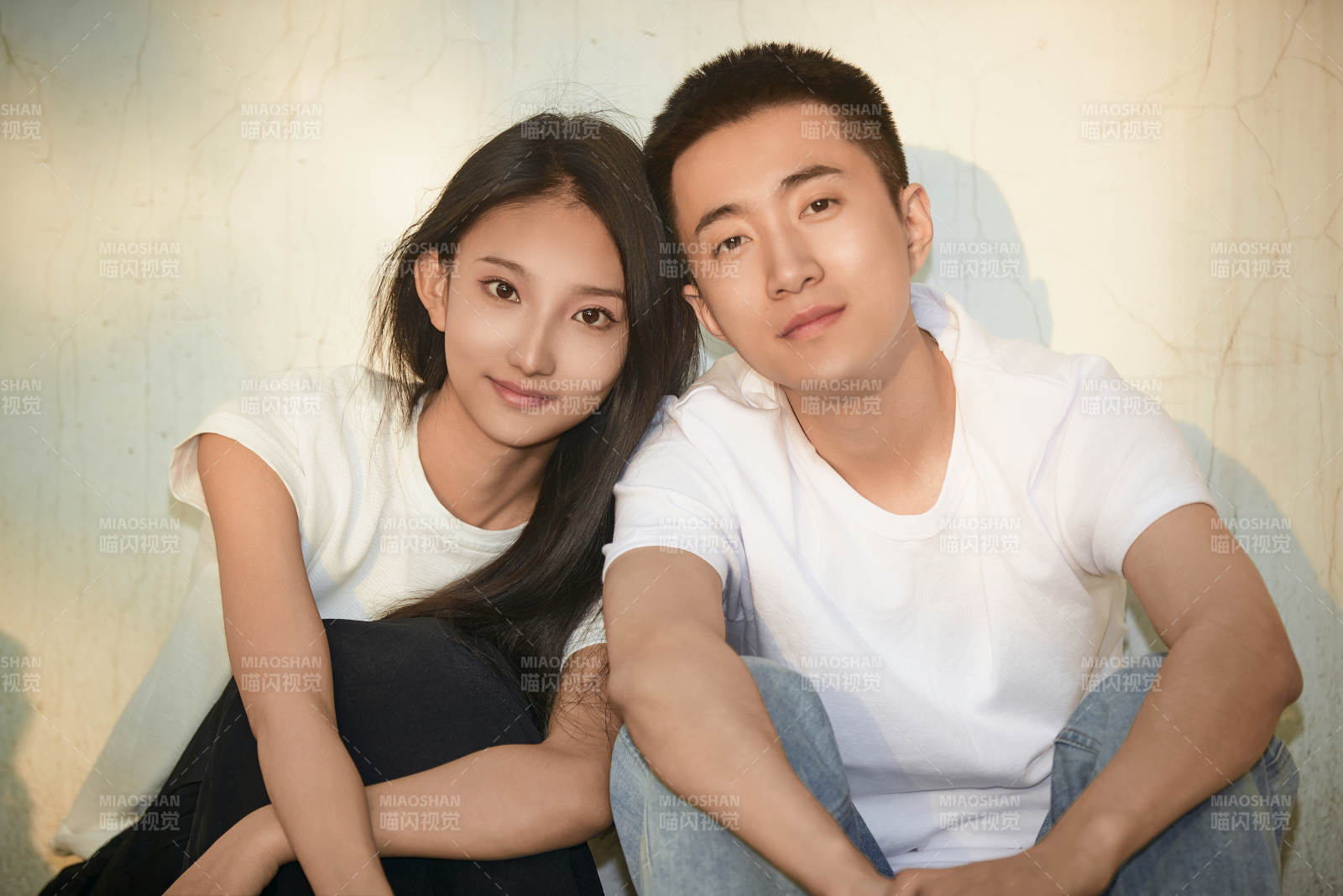 户外在夕阳下的恩爱年轻情侣图片