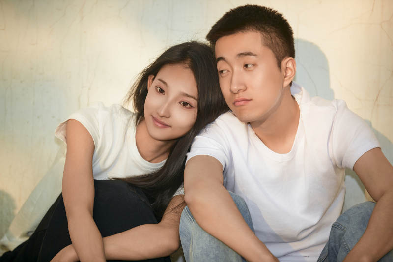 户外在夕阳下的恩爱年轻情侣图片