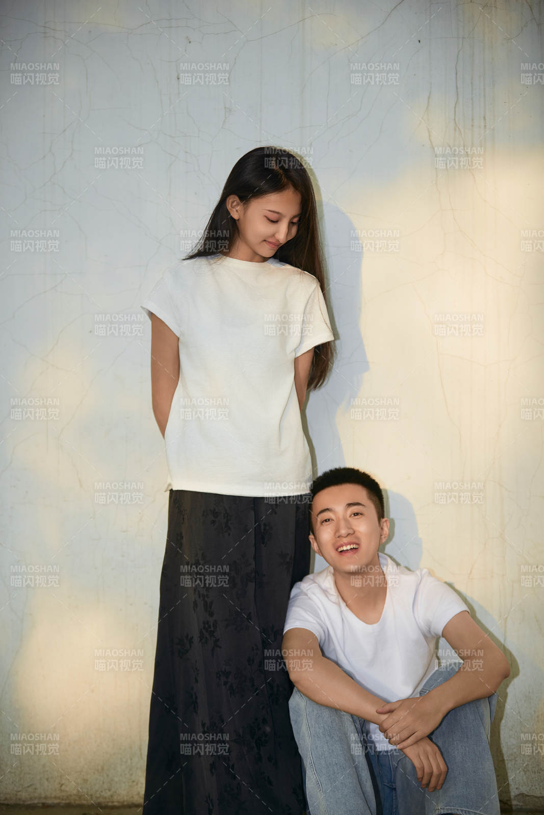 户外在夕阳下的恩爱年轻情侣图片