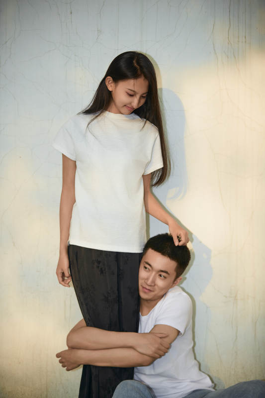 户外在夕阳下的恩爱年轻情侣图片