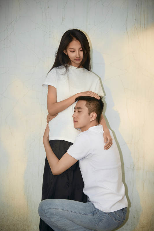 户外在夕阳下的恩爱年轻情侣图片