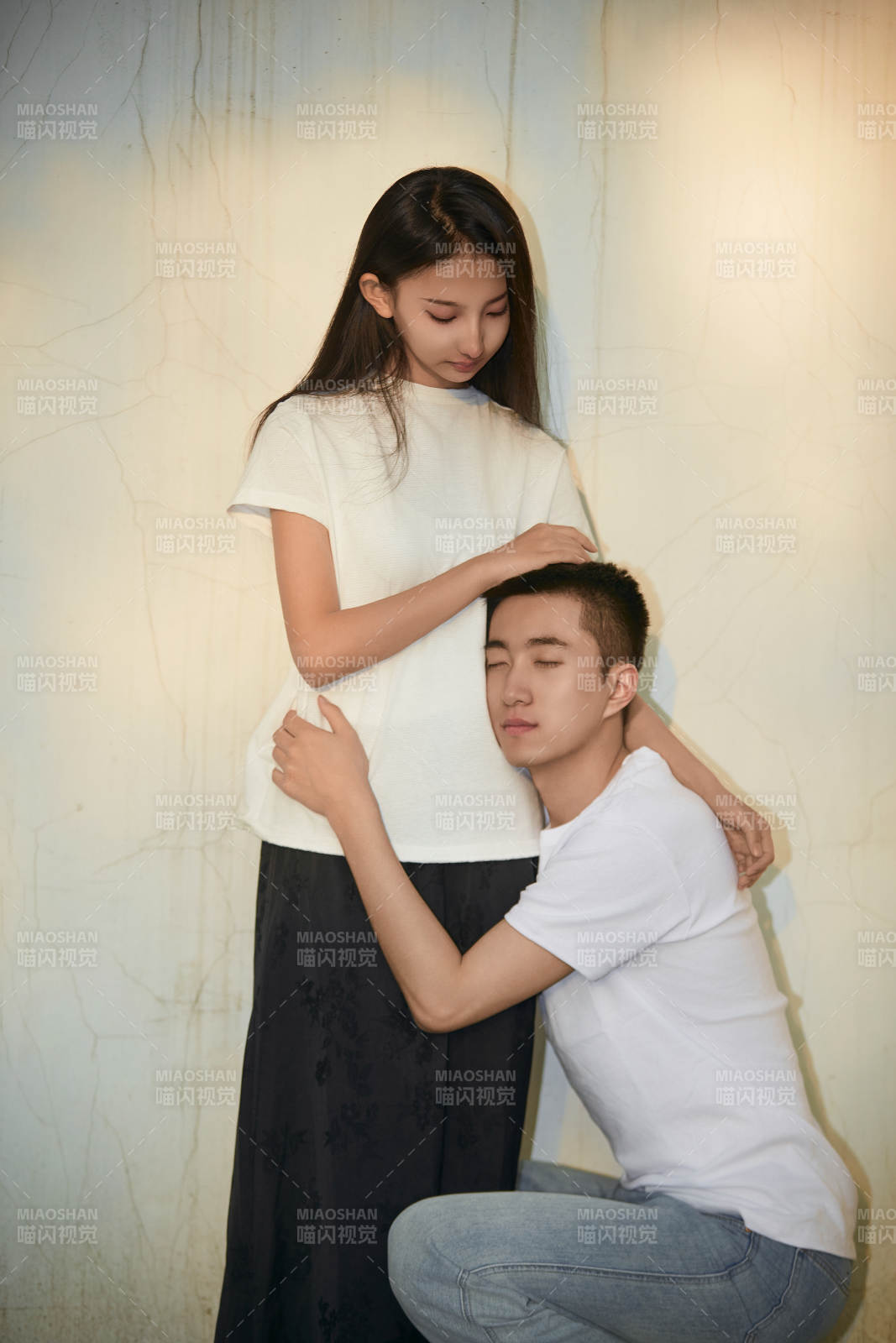 户外在夕阳下的恩爱年轻情侣图片