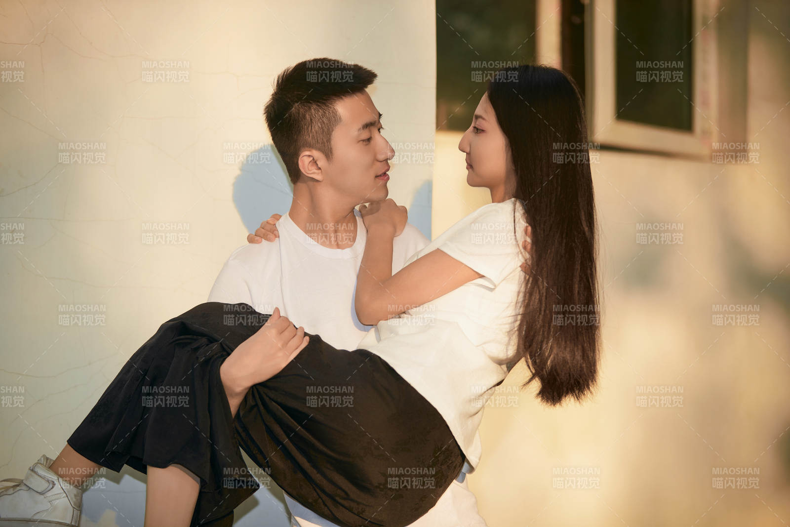 户外在夕阳下的恩爱年轻情侣图片