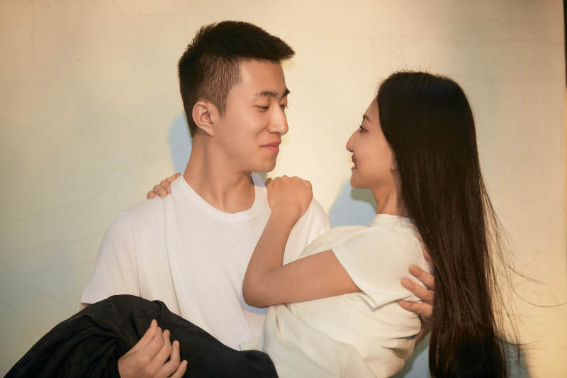 户外在夕阳下的恩爱年轻情侣图片