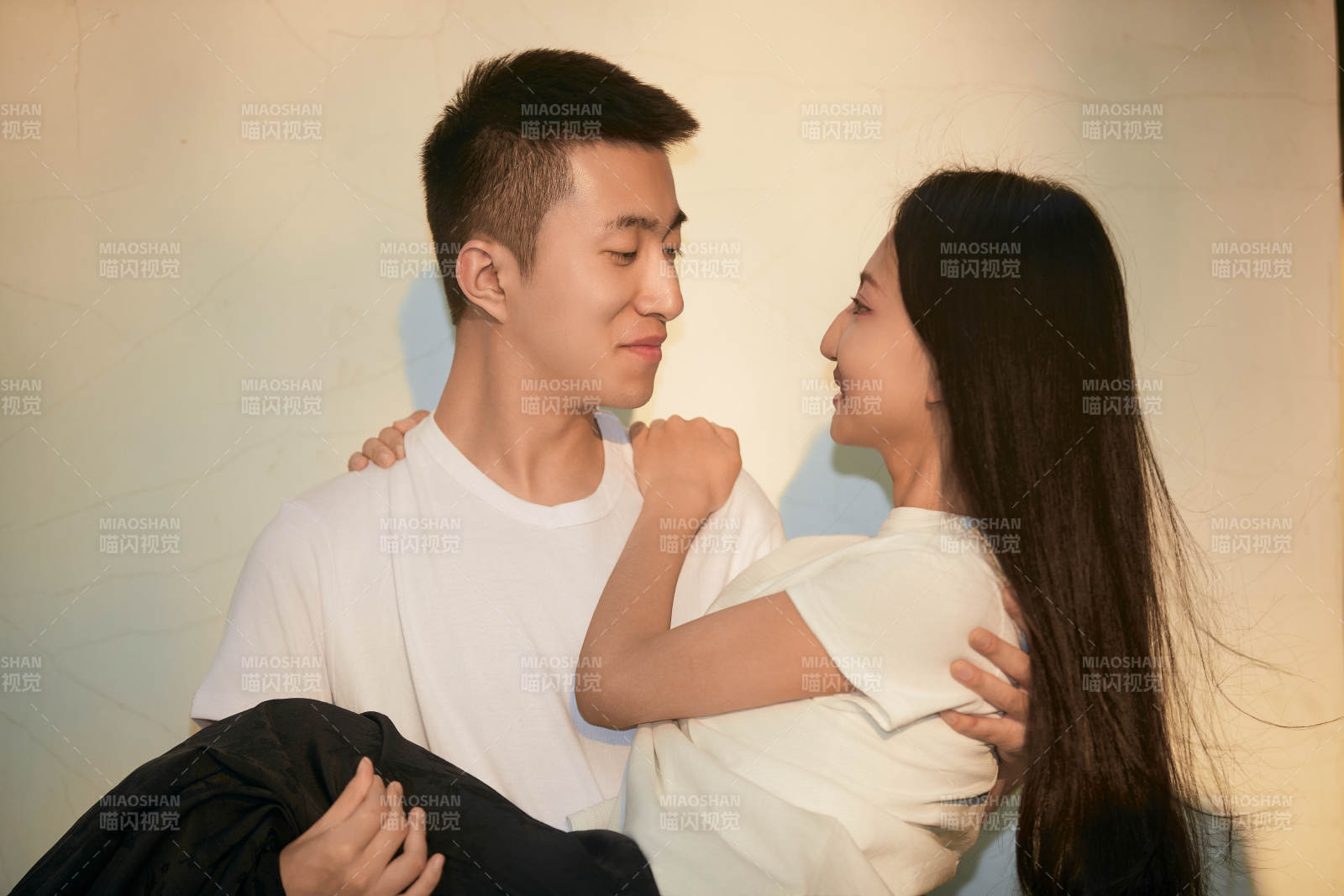 户外在夕阳下的恩爱年轻情侣图片