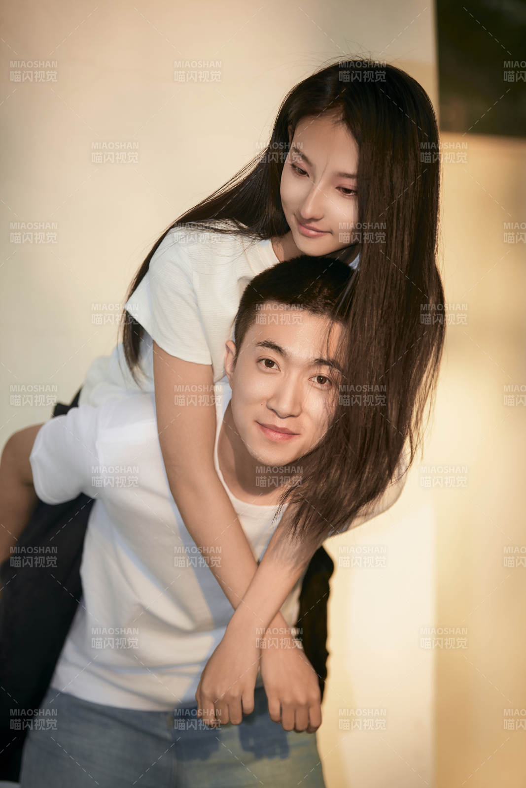 户外在夕阳下的恩爱年轻情侣图片