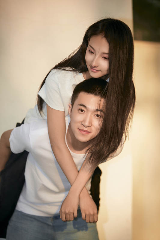 户外在夕阳下的恩爱年轻情侣图片