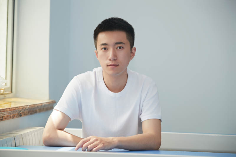 坐在教室里的帅气男青年图片