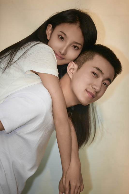 户外在夕阳下的恩爱年轻情侣图片