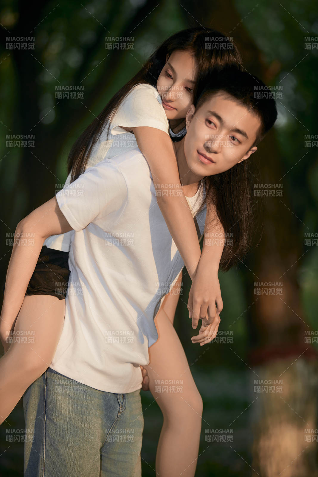 户外在夕阳下的恩爱年轻情侣图片