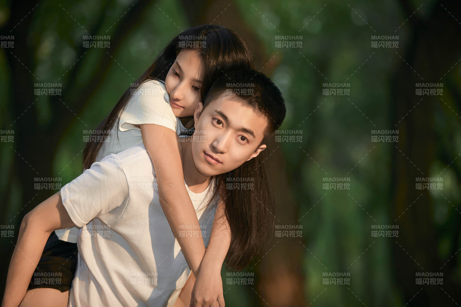 户外在夕阳下的恩爱年轻情侣图片