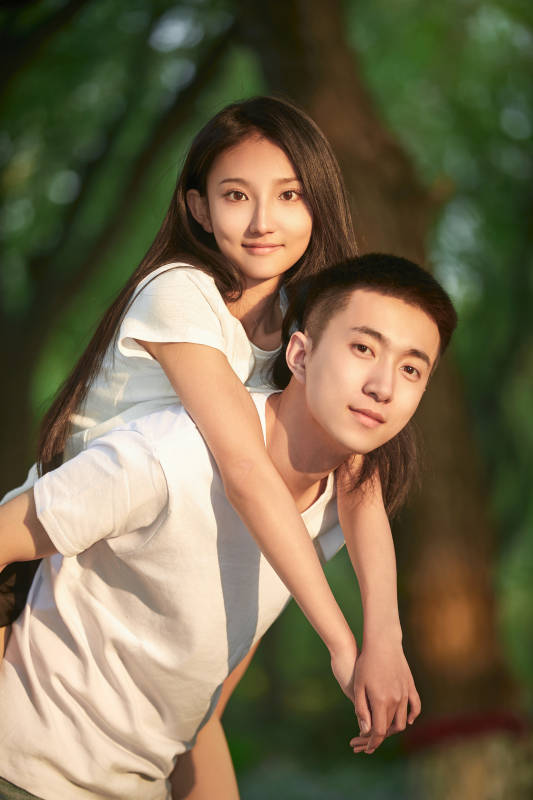 户外在夕阳下的恩爱年轻情侣图片