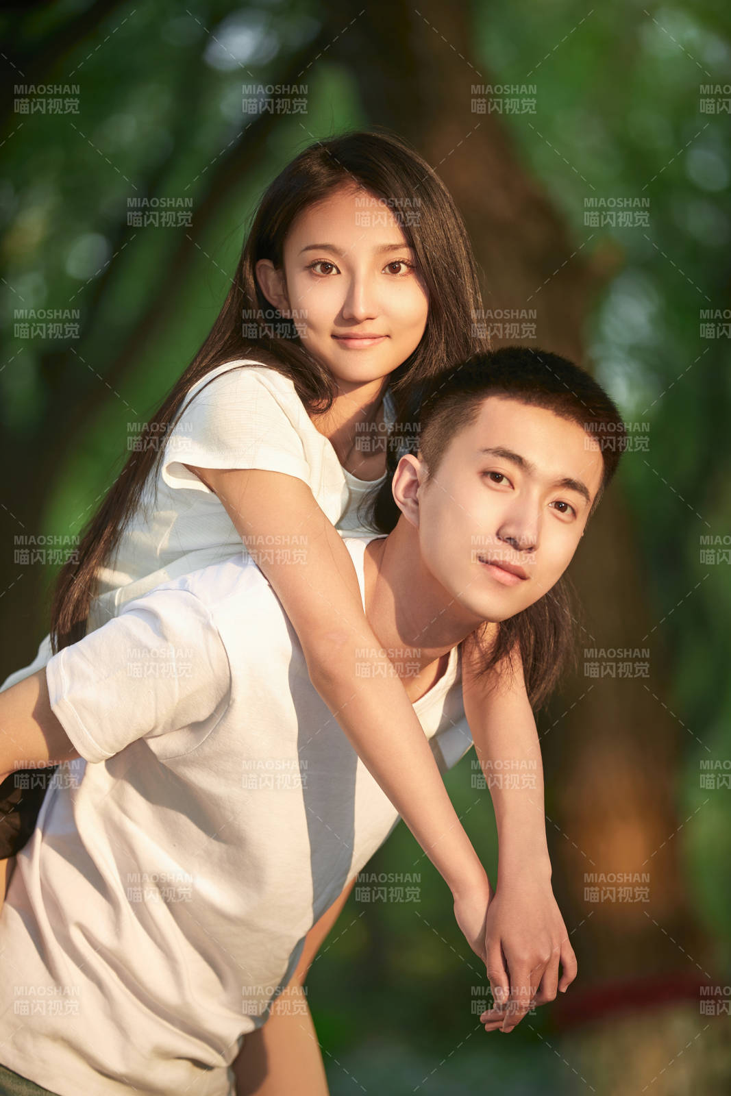 户外在夕阳下的恩爱年轻情侣图片