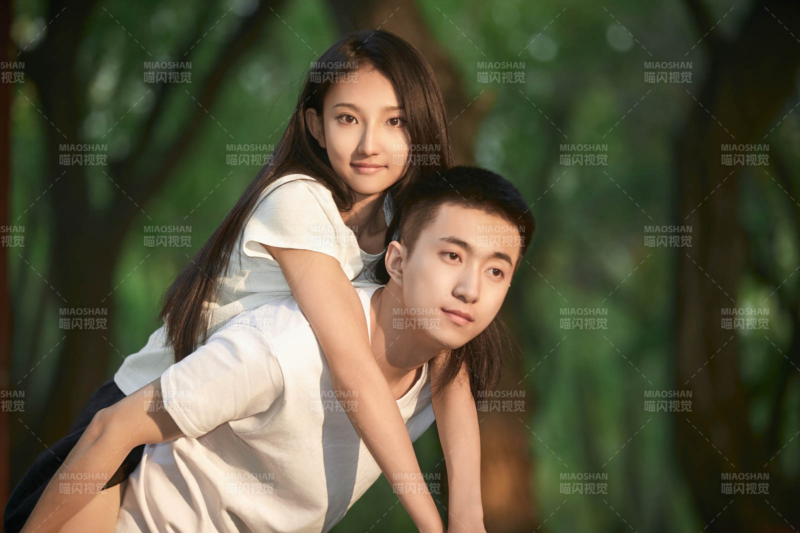 户外在夕阳下的恩爱年轻情侣图片