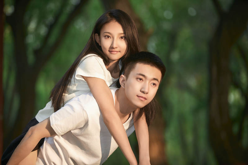 户外在夕阳下的恩爱年轻情侣图片