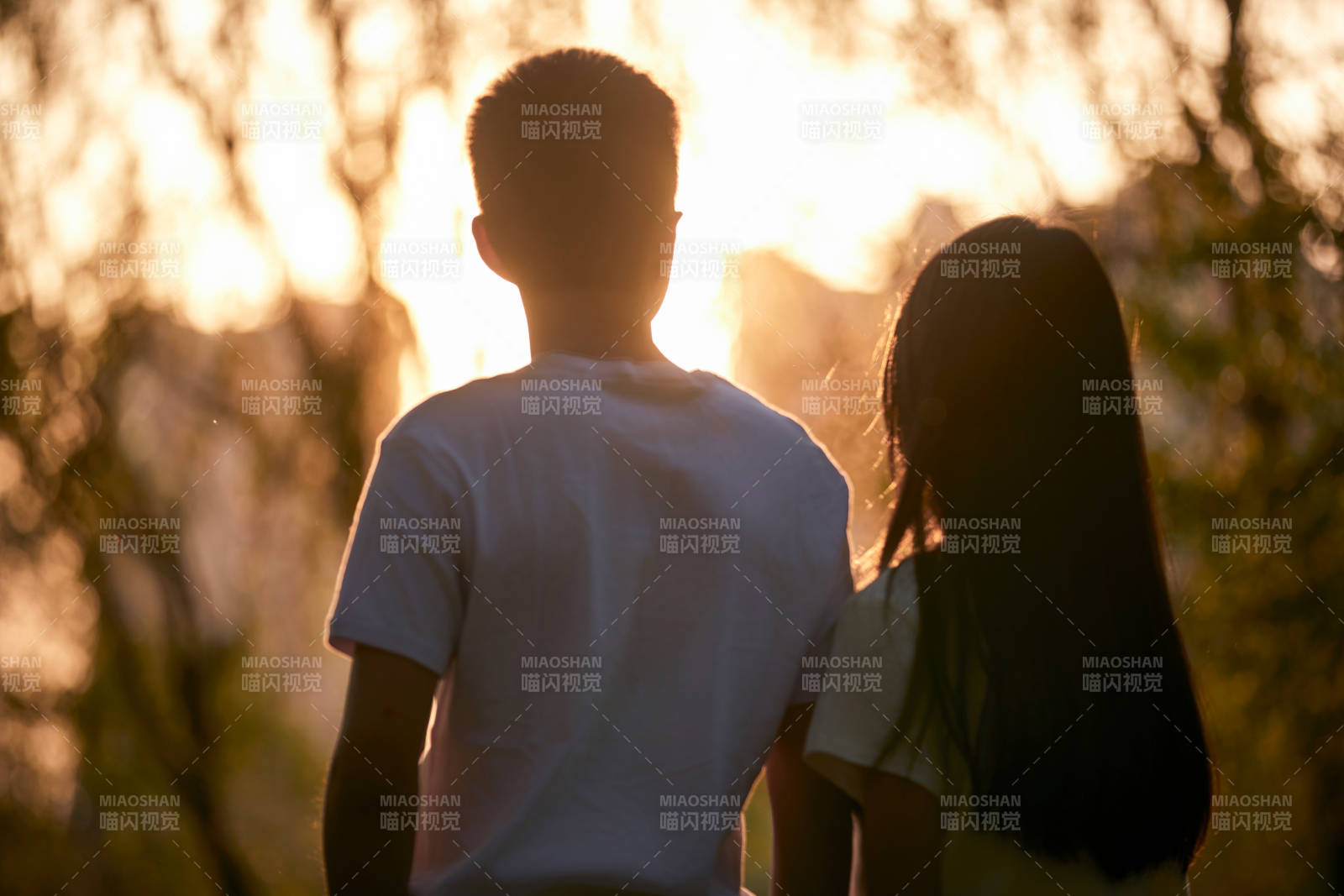 户外在夕阳下的恩爱年轻情侣图片