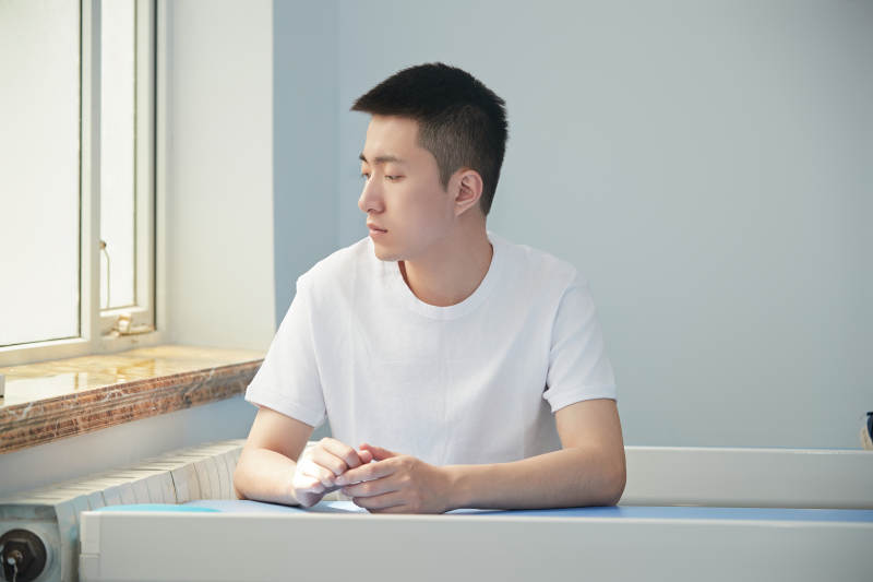 坐在教室里的帅气男青年图片