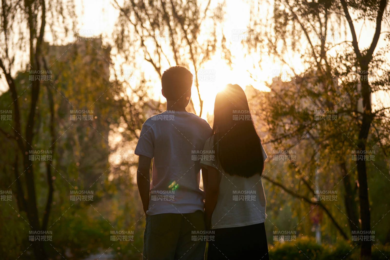 户外在夕阳下的恩爱年轻情侣图片