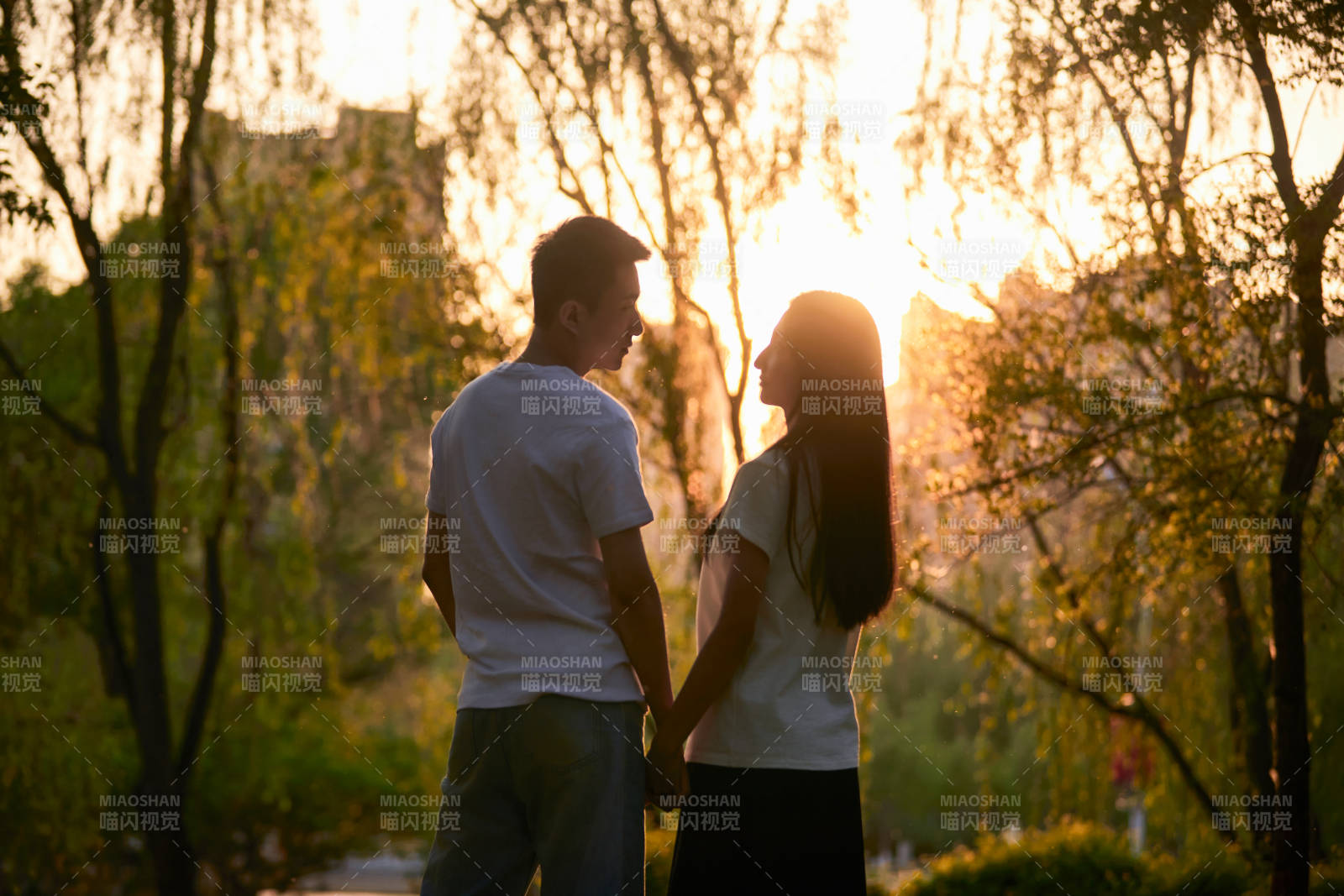 户外在夕阳下的恩爱年轻情侣图片