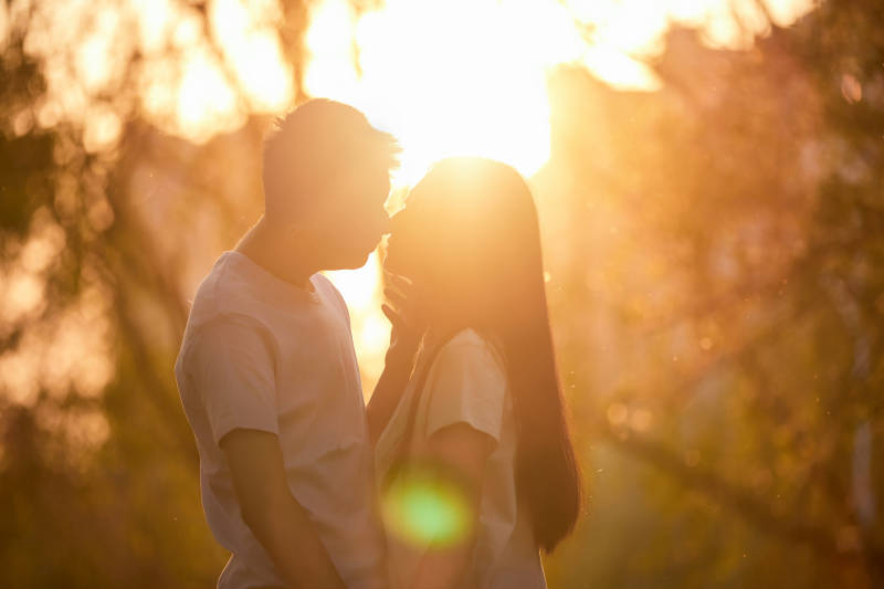 户外在夕阳下的恩爱年轻情侣图片